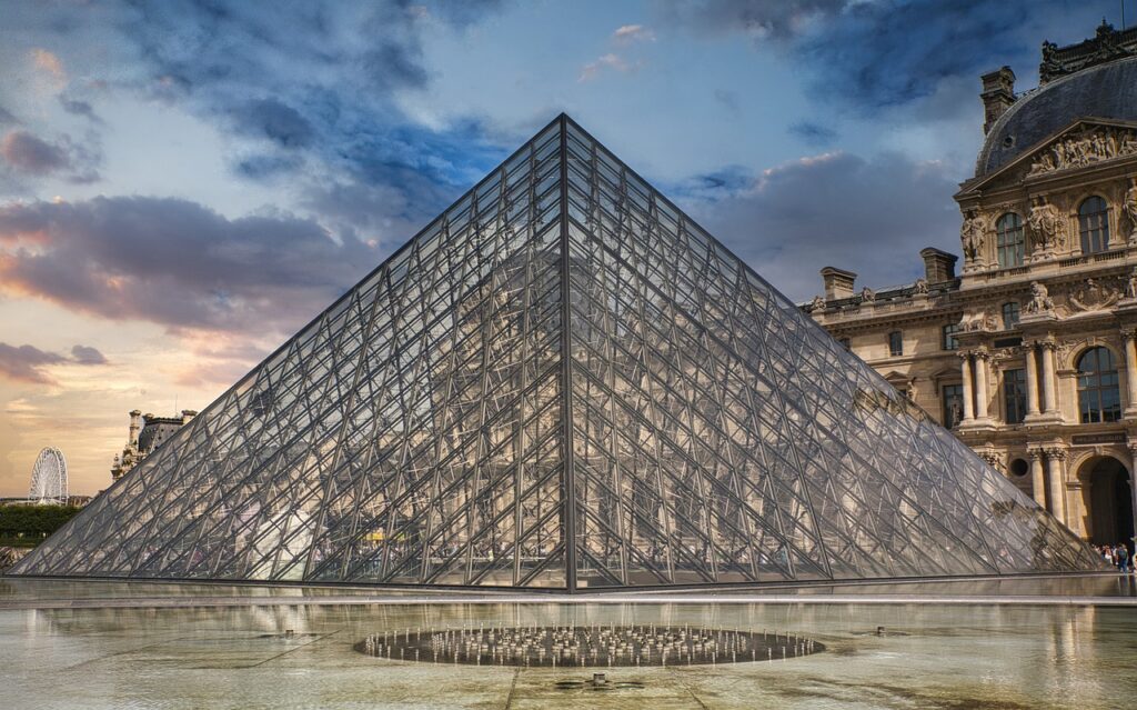 Louvre Museum, Pyramid, Paria