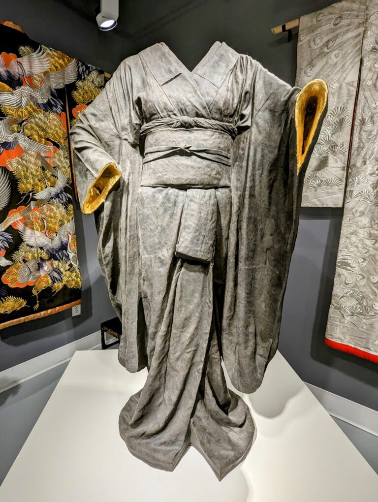 Kimono made of bronze